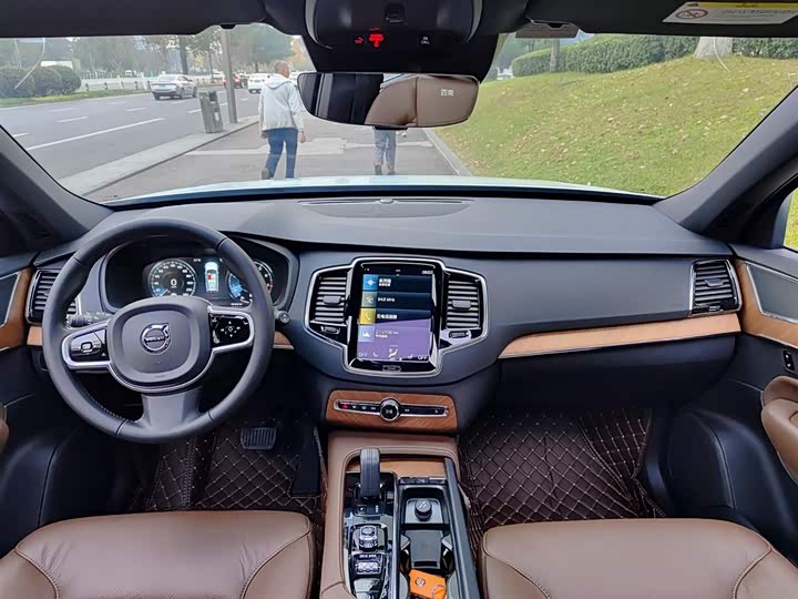 Фото 9 - Volvo XC90