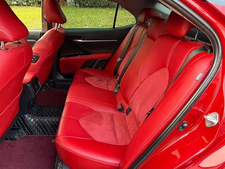 Фото 10 - Toyota Camry