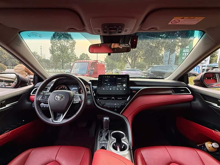 Фото 11 - Toyota Camry