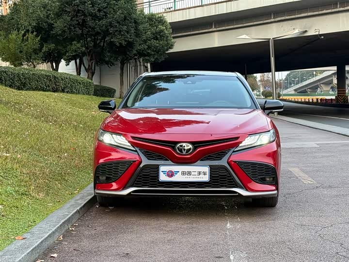 Фото 2 - Toyota Camry