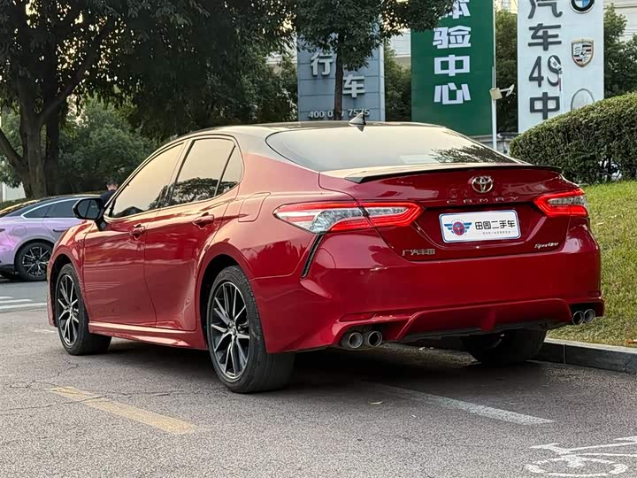 Фото 4 - Toyota Camry