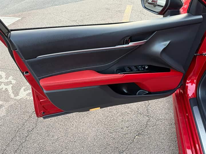 Фото 6 - Toyota Camry