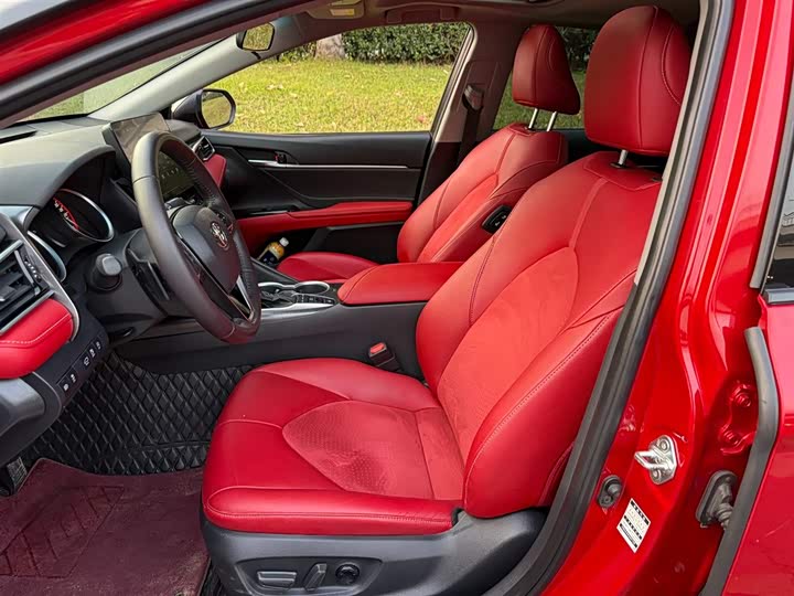 Фото 8 - Toyota Camry