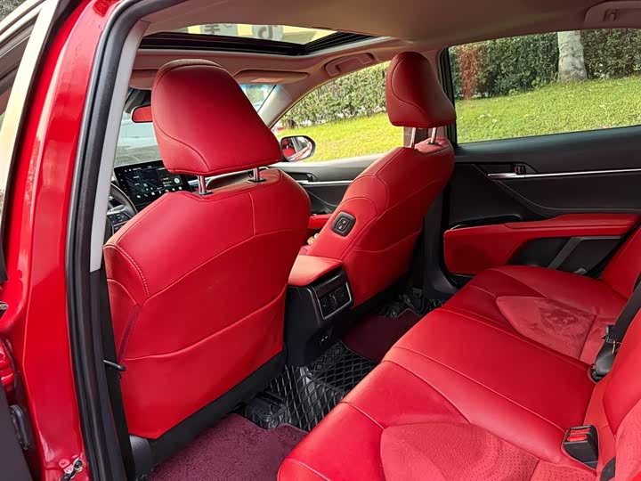 Фото 9 - Toyota Camry