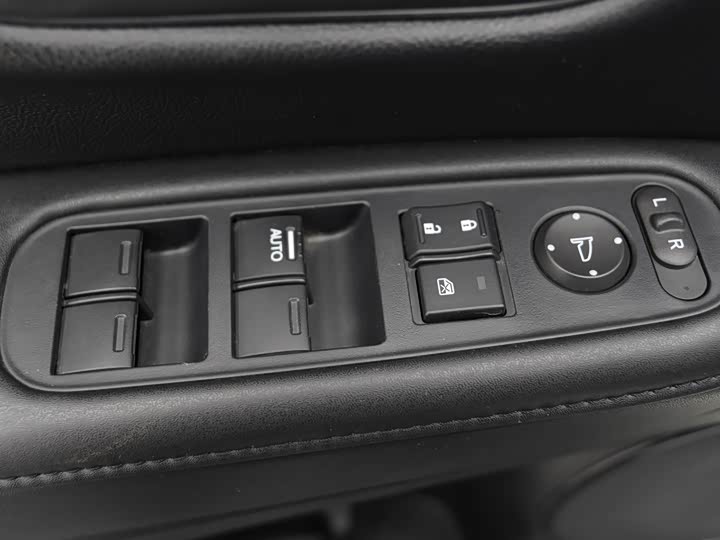 Фото 10 - Honda Vezel