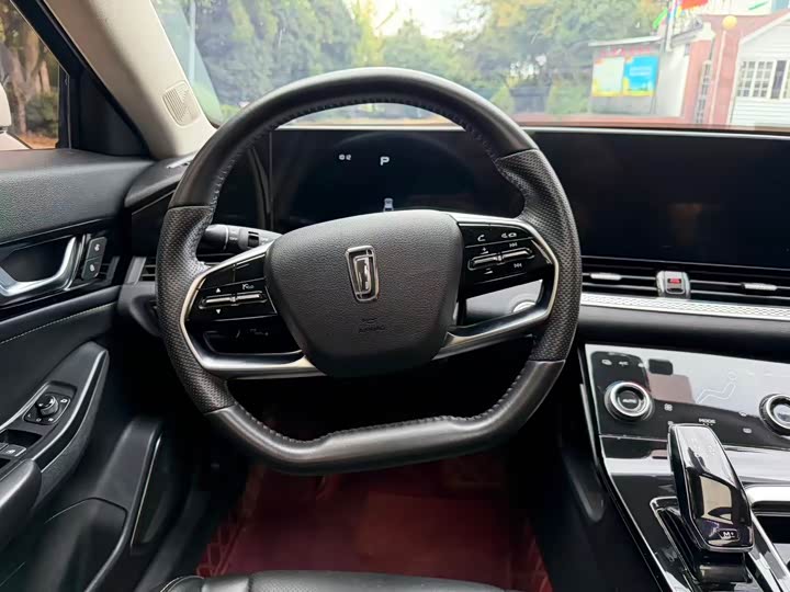 Фото 18 - Bestune B70