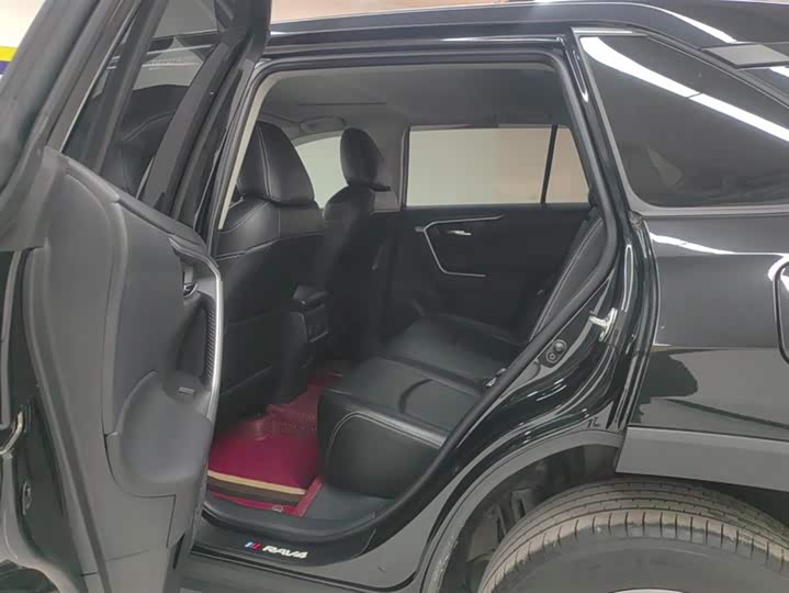 Фото 11 - Toyota RAV4