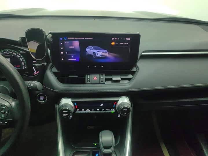 Фото 13 - Toyota RAV4