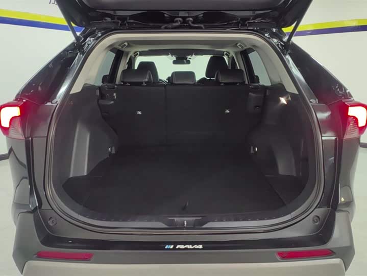 Фото 4 - Toyota RAV4