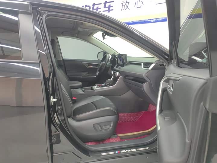 Фото 8 - Toyota RAV4