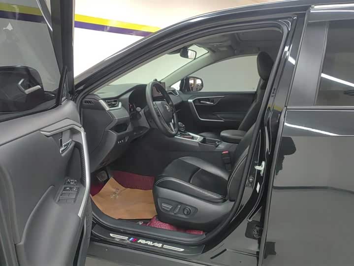 Фото 9 - Toyota RAV4