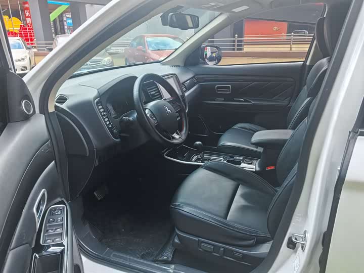 Фото 4 - Mitsubishi Outlander