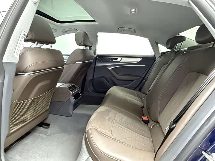 Фото 6 - Audi A7L