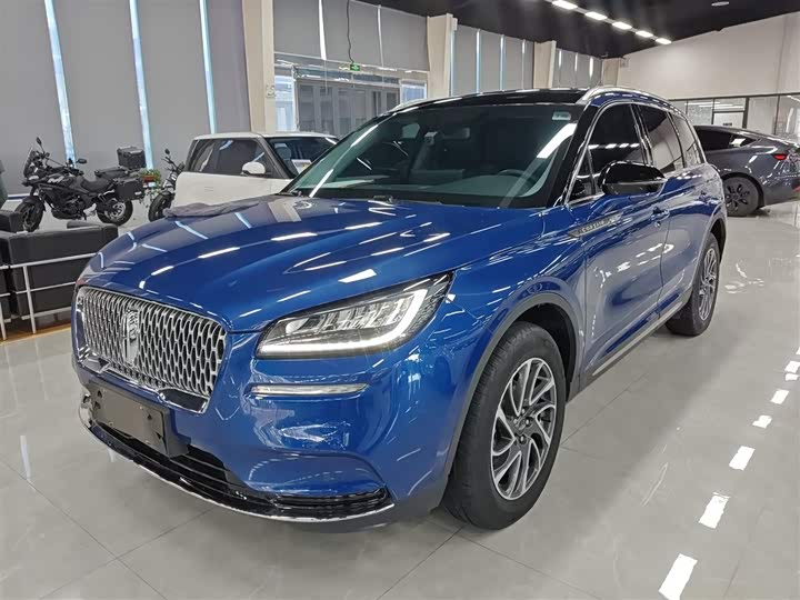 Фото 2 - Lincoln Corsair