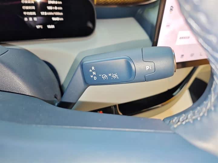 Фото 14 - Zeekr Mix