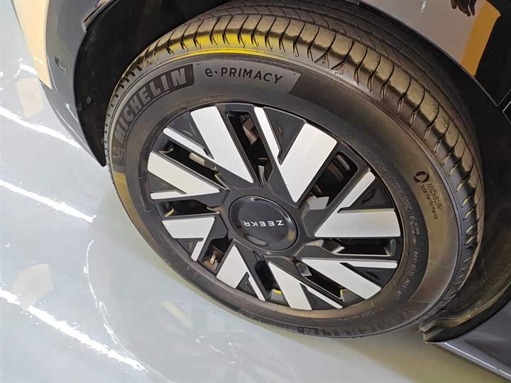 Фото 26 - Zeekr Mix