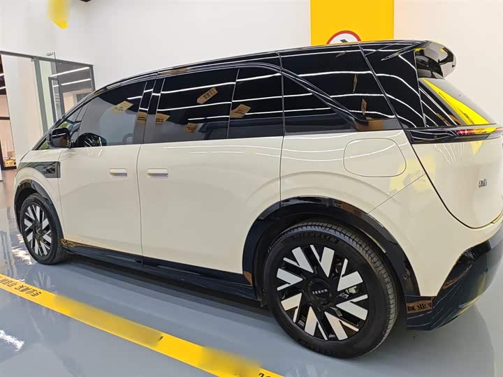 Фото 5 - Zeekr Mix