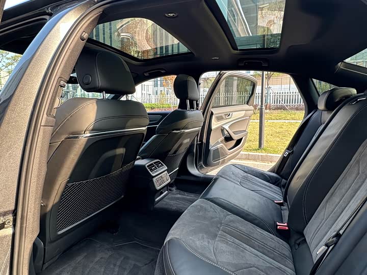 Фото 11 - Audi A6L