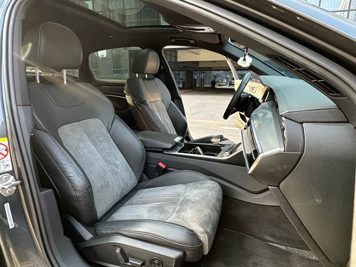 Фото 14 - Audi A6L