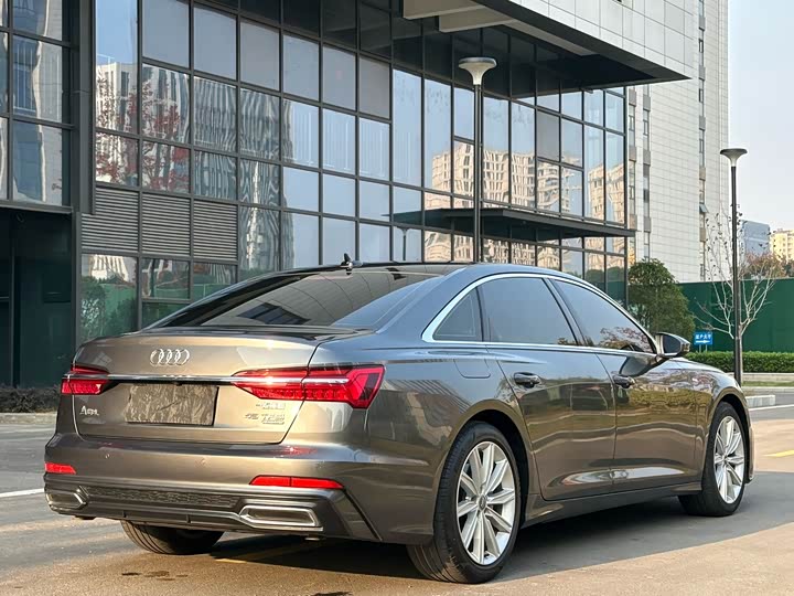 Фото 26 - Audi A6L