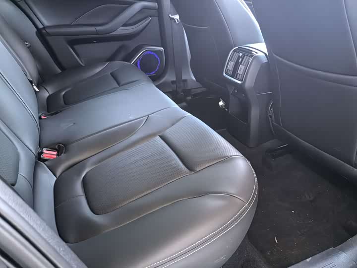 Фото 12 - Bestune B70