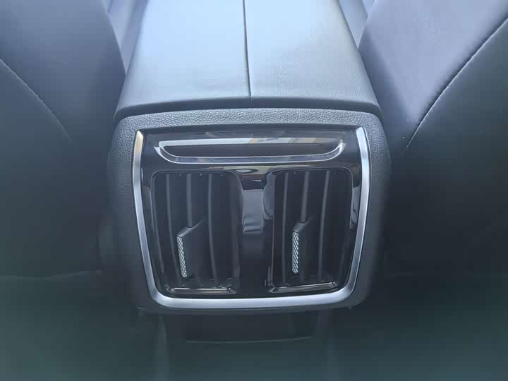 Фото 16 - Bestune B70