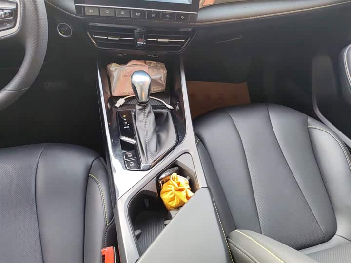 Фото 14 - Roewe i5