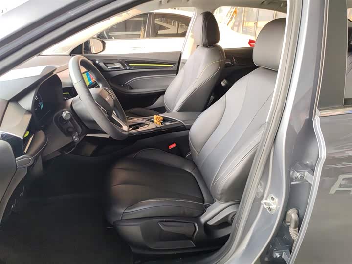 Фото 15 - Roewe i5