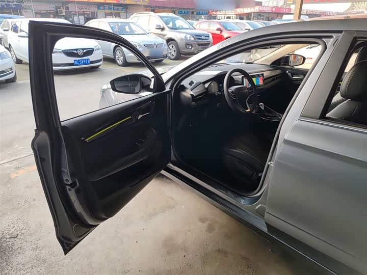 Фото 16 - Roewe i5