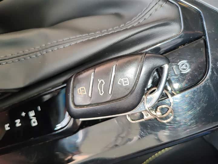 Фото 9 - Roewe i5