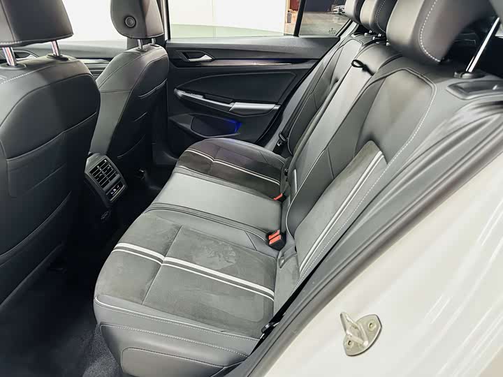 Фото 12 - Volkswagen Golf