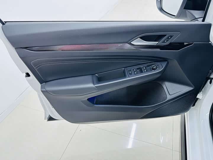 Фото 14 - Volkswagen Golf