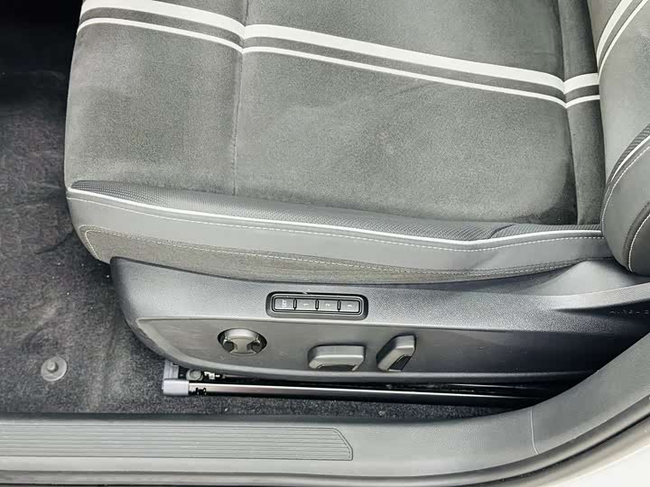 Фото 19 - Volkswagen Golf