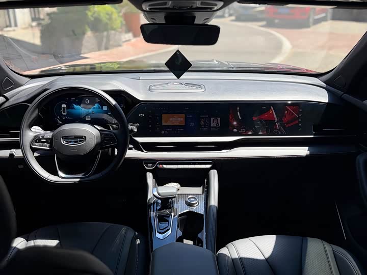 Фото 10 - Geely Monjaro