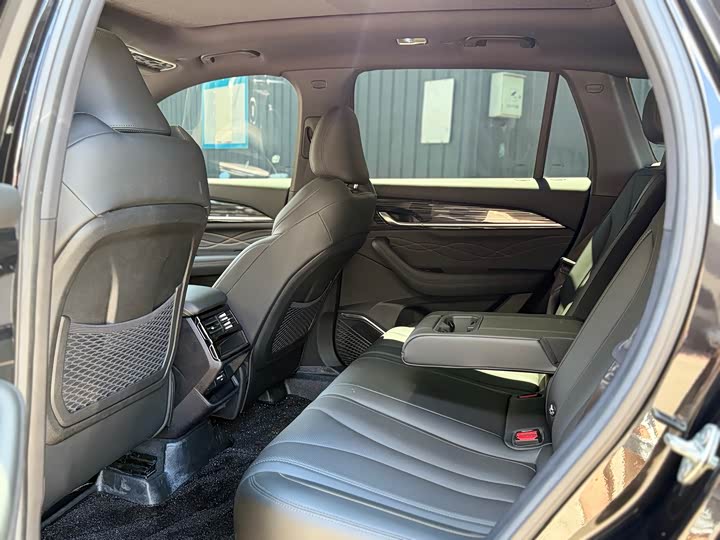 Фото 9 - Geely Monjaro