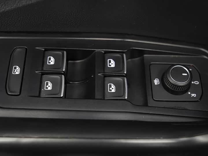 Фото 9 - Volkswagen T-Roc