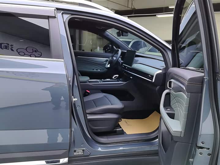 Фото 8 - Geely Okavango L