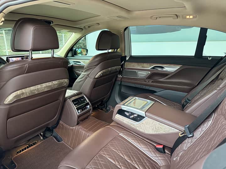 Фото 13 - BMW 7 Series