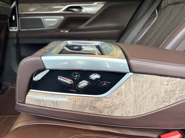 Фото 14 - BMW 7 Series