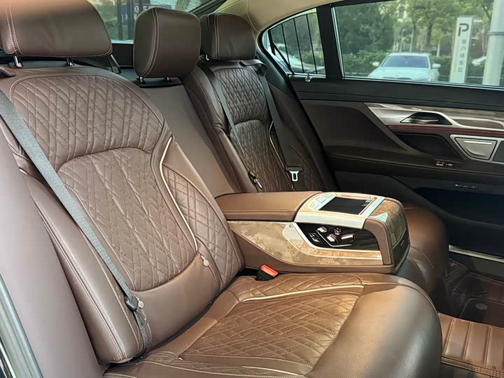 Фото 20 - BMW 7 Series