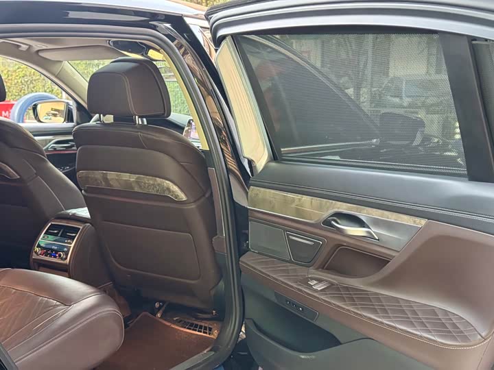 Фото 21 - BMW 7 Series