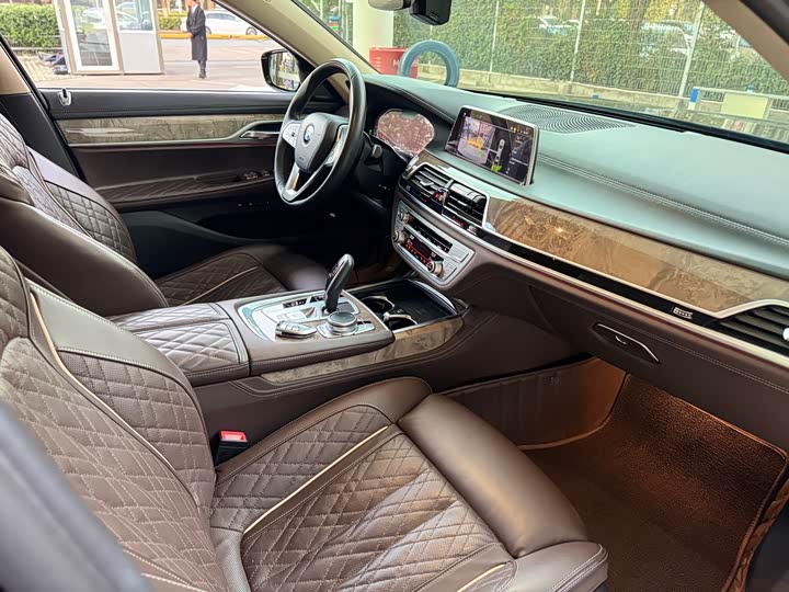 Фото 22 - BMW 7 Series