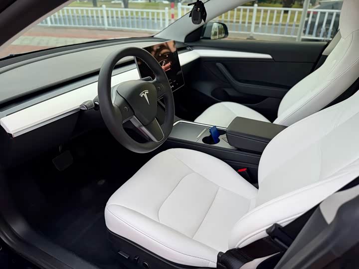 Фото 11 - Tesla Model 3