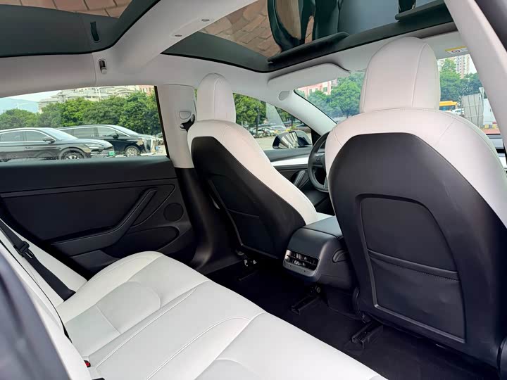 Фото 18 - Tesla Model 3