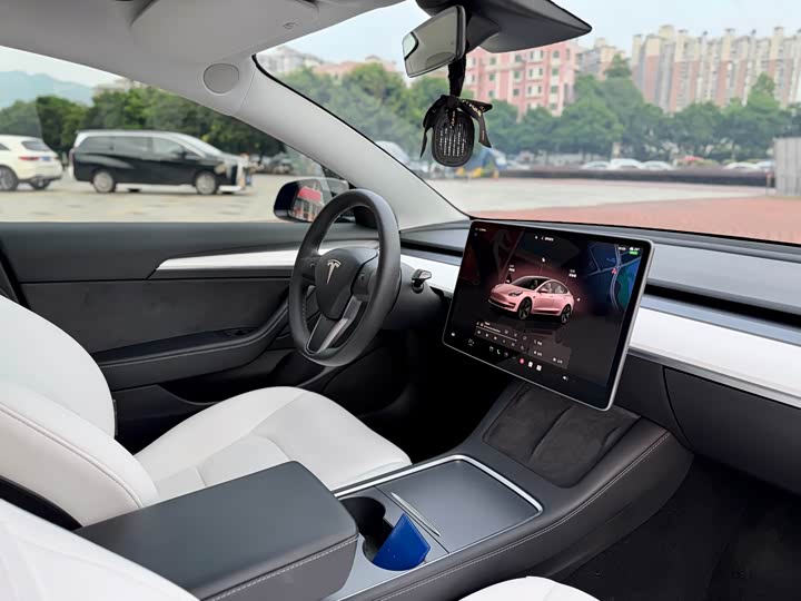 Фото 21 - Tesla Model 3