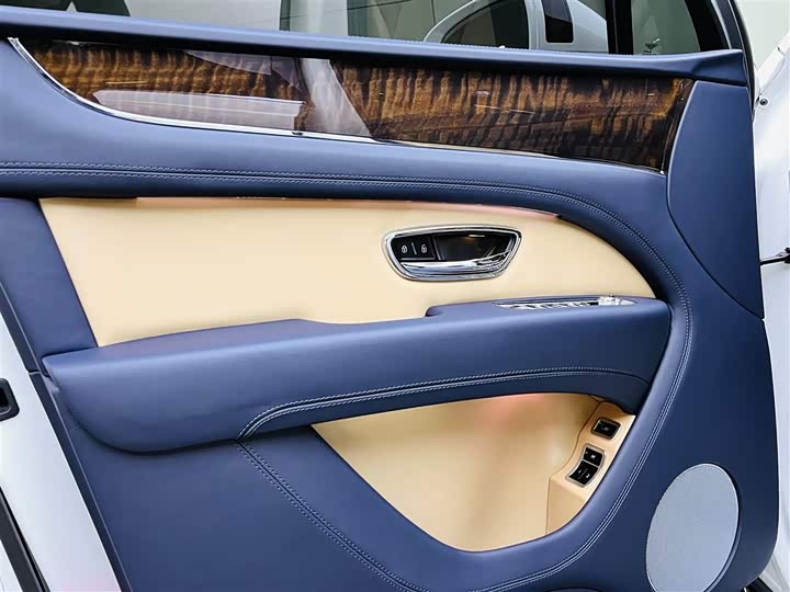 Фото 11 - Bentley Bentayga