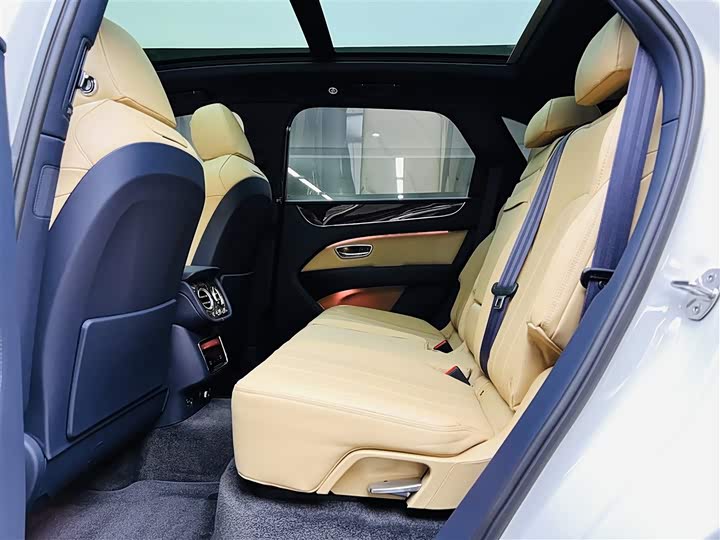 Фото 15 - Bentley Bentayga