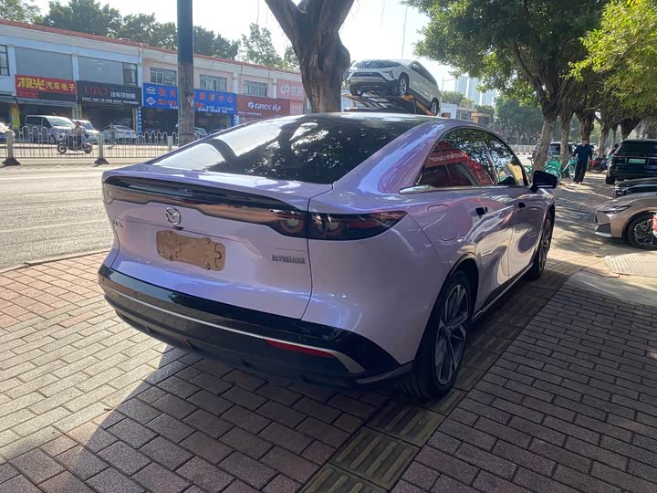 Фото 14 - Mazda EZ-6