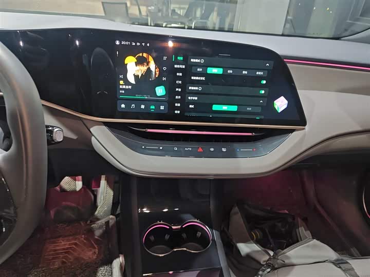 Фото 13 - Hongqi EH7