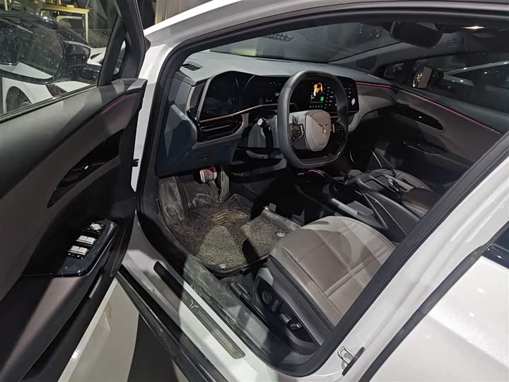 Фото 16 - Hongqi EH7